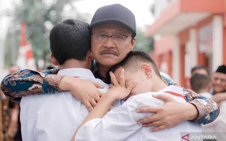 Mensos Saifullah Yusuf atau yang akrab dipanggil Gus Ipul mendapatkan pelukan hangat dari para siswa saat mengunjungi Sekolah Rakyat Menengah Atas (SRMA) 33 Tangerang Selatan, Banten, pada Kamis (28/8/2025). ANTARA/HO-Kemensos