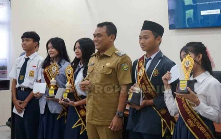 Wakil Wali Kota Palangka Raya Achmad Zaini saat berfoto dengan duta Trantibum Palangka Raya (Foto : Prokopim Palangka Raya)