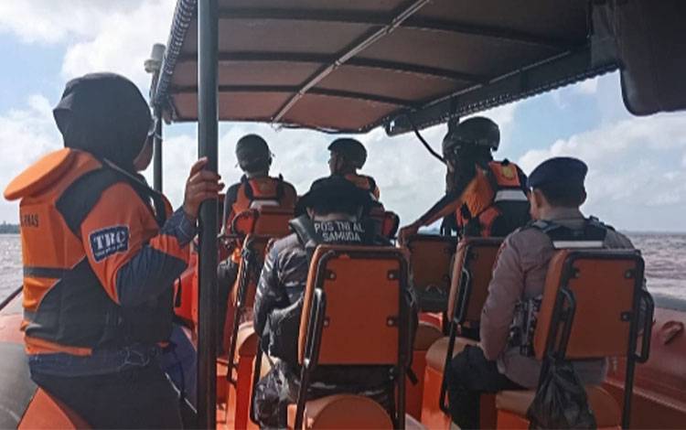 Tim gabungan dari Basarnas, BPBD Kotim, TNI AL dan Polri melakukan pencarian penumpang kapal KM. Dharma Rucitra VI. (FOTO: IST)