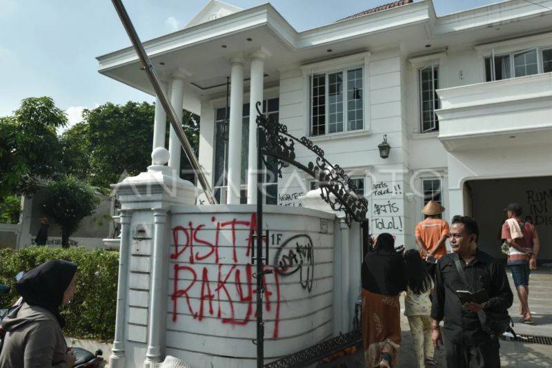 Sejumlah massa tidak dikenal mendatangi rumah Anggota DPR Surya Utama atau Uya Kuya di Pondok Bambu, Jakarta Timur, Minggu (31/8/2025). ANTARA FOTO/Fakhri Hermansyah/foc.