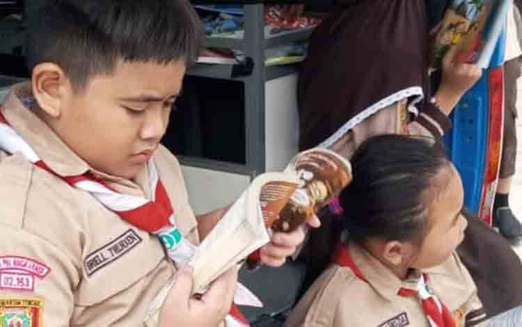Aktivitas anak-anak saat membaca buku. (FOTO: MARINI)
