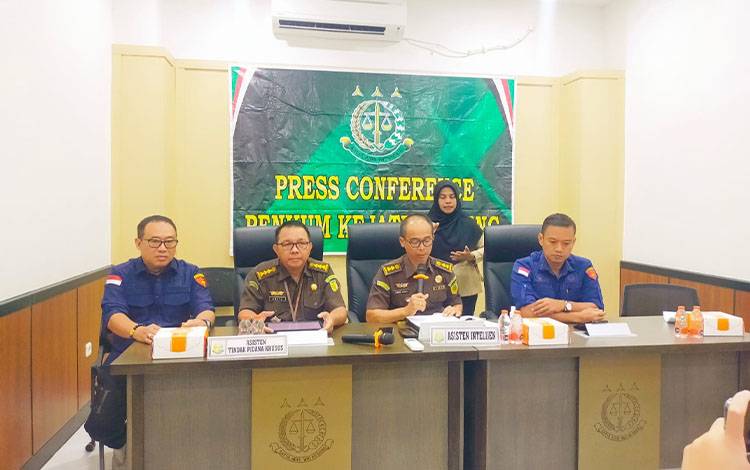 Asisten Intelijen Kejati Kalteng Hendri Hanafi (tengah) bersama PJU Kejati Kalteng saat menggelar press release (Foto : PATHUR)