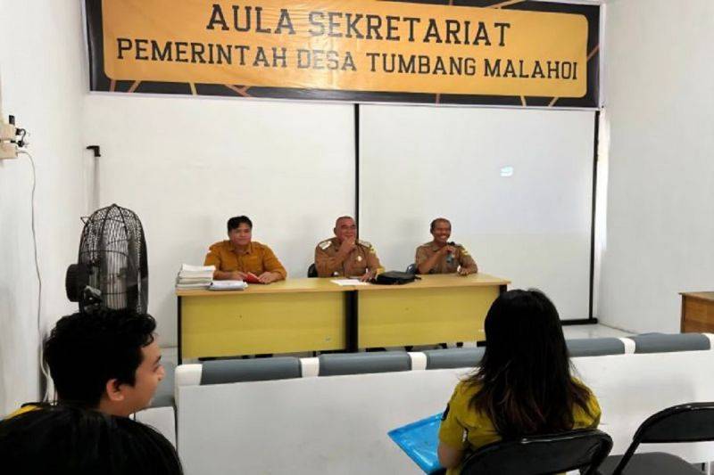 Kepala Bidang Pemerintahan Desa DPMD Gumas Inda Setio Wahono (kiri) , Camat Rungan Penyang (tengah) dan Kades Tumbang Malahoi Iseskar (kanan) saat pertemuan terkait calon desa percontohan antikorupsi di Desa Tumbang Malahoi, Kamis (4/9/2025). (ANTARA/HO-DPMD Gumas)