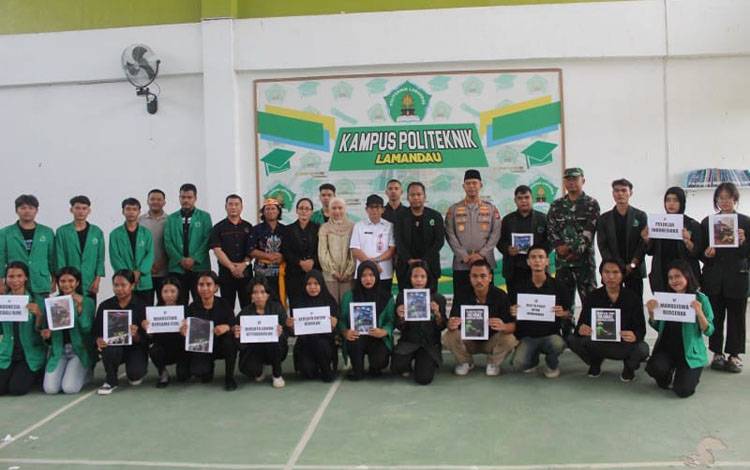 Asisten Pembangunan dan Perekonomian Setda Lamandau?Meigo bersama mahasiswa Politeknik usai doa bersama,?Rabu, 3 September 2025. (FOTO : ISTIMEWA)