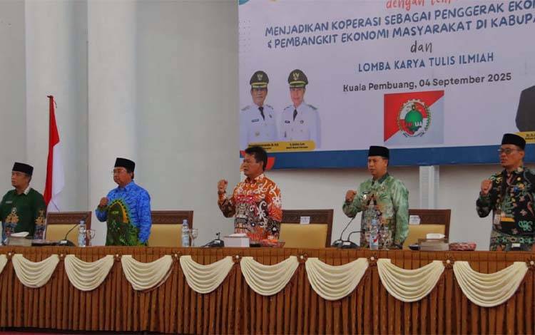 Bupati Seruyan Ahmad Selanorwanda saat membuka Seminar Sehari yang di gagas ICMI Orda ?Seruyan (Foto : Fahrul)