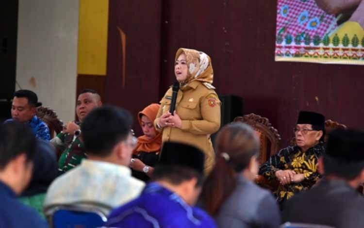 Bupati Kobar Hj Nurhidayah.?