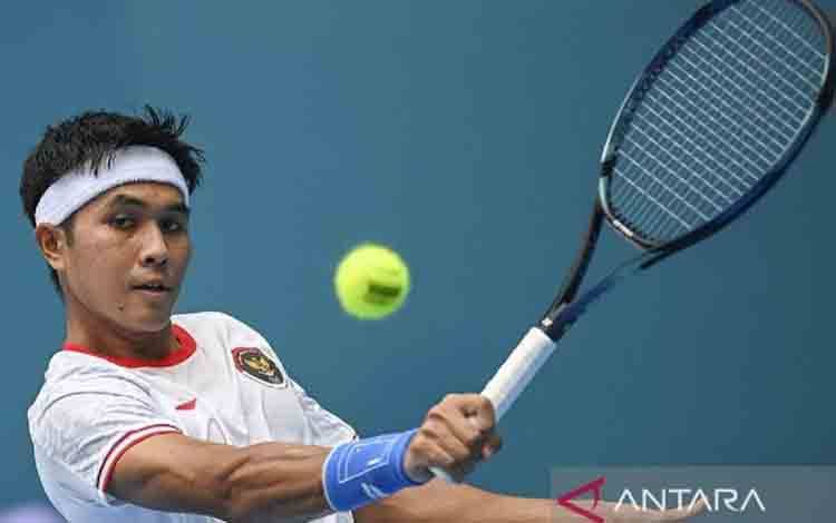Arsip Foto - Petenis tunggal putra Indonesia Muhammad Rifqi Fitriadi mengembalikan bola ke arah lawannya asal Hong Kong Hong Kit Wong pada babak putaran kedua Asian Games ke-19 tahun 2022 di Hangzhou Olympic Sports Centre Tennis, Hangzhou, Zhejiang, China, Minggu (24/9/2023). (ANTARA FOTO/M Risyal Hidayat/nz/am.)