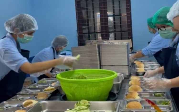 Suasana pengemasan MBG di salah satu SPPG (Foto : IST)