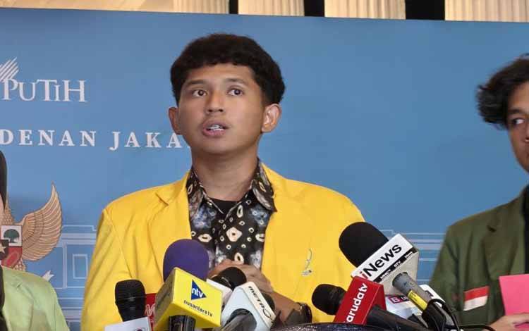 Perwakilan BEM SI Kerakyatan, Pasha, saat menyampaikan keterangan seusai berdialog dengan perwakilan pemerintah di kompleks Istana Kepresidenan, Jakarta, Kamis (4/9/2025). (ANTARA/Andi Firdaus)