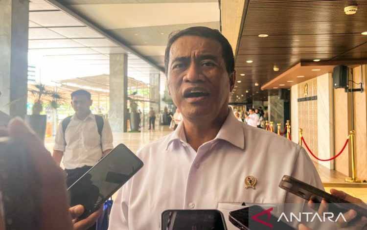 Menteri Pertanian Andi Amran Sulaiman menjawab pertanyaan awak media saat ditemui di kawasan DPR RI Senayan Jakarta, Rabu (3/9/2025). ANTARA/Harianto