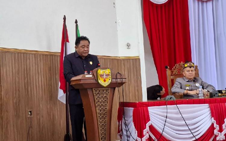 Juru bicara Banggar DPRD Gunung Mas Carles Frenky saat menyampaikan hasil rapat pembahasan raperda perubahan APBD tahun anggaran 2025 pada rapat paripurna, Kamis, 4 September 2025. (FOTO: RISKA YULYANA)