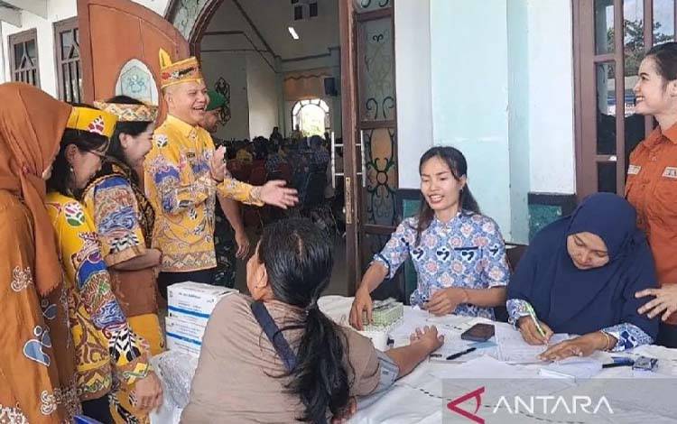 Bupati Gumas Jaya S Monong meninjau pelayanan KB gratis di GPU Damang Batu Kuala Kurun, Kamis (4/9/2025). ANTARA/Chandra