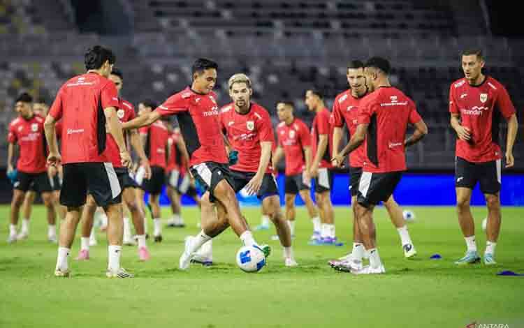 Pesepak bola Timnas Indonesia mengikuti latihan resmi jelang pertandingan Fifa Matchday di Stadion Gelora Bung Tomo, Surabaya, Jawa Timur, Kamis (4/9/2025). Latihan tersebut sebagai ajang persiapan jelang pertandingan melawan Timnas Taiwan pada Jumat (5/9). ANTARA FOTO/Rizal Hanafi/foc.