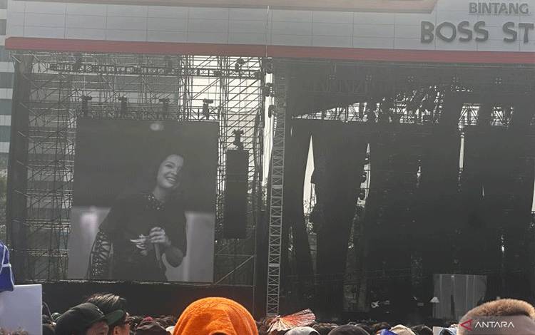 Musisi Bernadya tampil di panggung festival musik Pestapora 2025 di Gambir Expo, Jakarta, Jumat (5/9/2025). (ANTARA/Pamela Sakina)