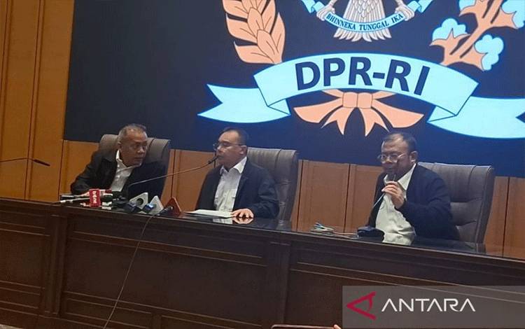 Wakil Ketua DPR RI Sufmi Dasco Ahmad saat konferensi pers bersama Wakil Ketua DPR RI Cucun Ahmad Syamsurizal dan Wakil Ketua DPR RI Saan Mustopa di kompleks parlemen, Jakarta, Jumat (5/9/2025). (ANTARA/Bagus Ahmad Rizaldi)
