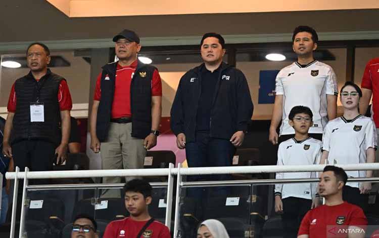 Ketua Umum PSSI Erick Thohir (ketiga kiri), Kepala Staf Kepresidenan AM Putranto (kedua kiri), Waketum PSSI Zainuddin Amali (kiri) dan Wagub Jatim Emil Dardak (kedua kanan) beserta istri Arumi Bachsin (kanan) menyanyikan lagu Indonesia Raya dalam pertandingan FIFA Matchday antara Timnas Indonesia melawan Timnas Taiwan di Stadion Gelora Bung Tomo, Surabaya, Jawa Timur, Jumat (5/9/2025) malam. ANTARA FOTO/Sigid Kurniawan