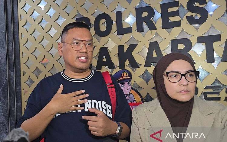 Anggota Komisi IX DPR RI (nonaktif) Surya Utama atau yang kerap disapa Uya Kuya bersama sang istri Astrid saat mendatangi Mapolres Metro Jakarta Timur, Rabu (3/9/2025). ANTARA/Siti Nurhaliza/aa.