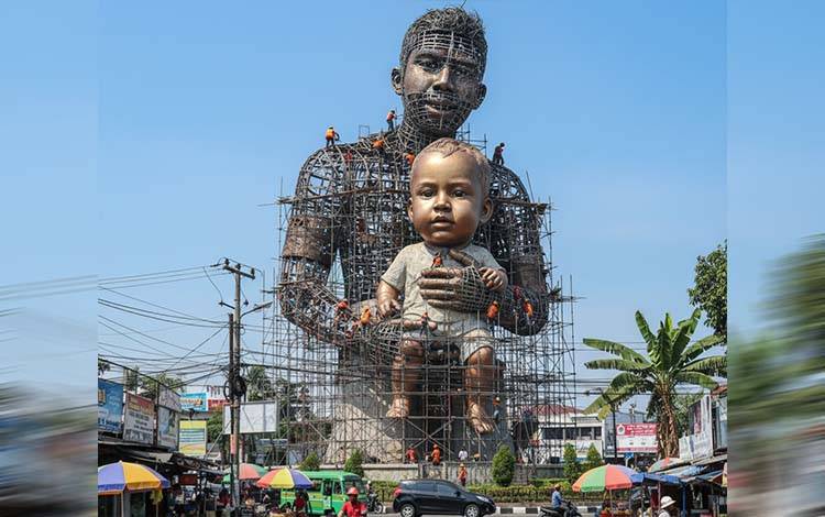 Foto hasil rekayasa AI dengan manusia sebagai obyek proyek patung raksasa. (IST)