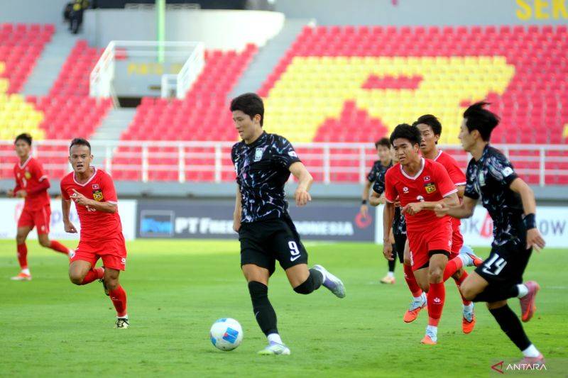 Pesepakbola Timnas Korsel U-23 Cho Sanghyeok (tengah) menggiring bola saat melawan Laos dalam kualifikasi Piala Asia U-23 2026 di Stadion Gelora Delta Sidoarjo, Sabtu (6/9/2025). ANTARA/Umarul Faruq