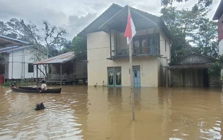 Kondisi permukiman warga di Desa Desa Tumbang Laku, Kecamatan Seruyan Hulu, Kabupaten Seruyan yang terendam air. (Foto : Ist)