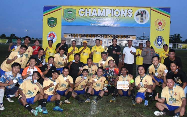 Foto bersama Bupati, Wakil Bupati, Ketua KONI, dan seluruh panitia usai Turnamen Bupati Cup selesai digelar, Minggu, 7 September 2025. (FOTO: RETHA)