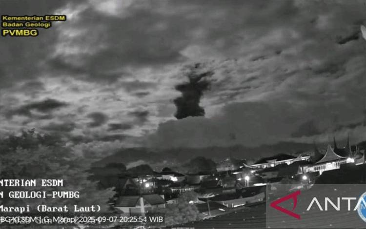 Gunung Marapi di Kabupaten Agam Provinsi Sumatera Barat meletus pada Minggu malam (7/9/2025). ANTARA/HO-PGA Gunung Marapi