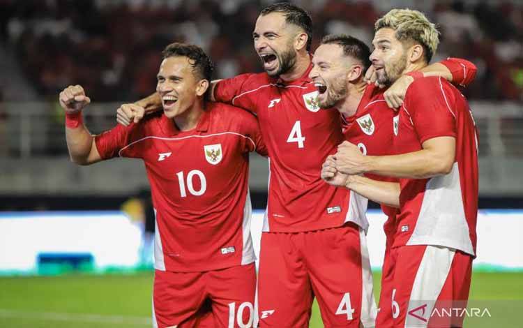 Pemain timnas Indonesia melakukan selebrasi gol dalam kemenangan 6-0 atas Taiwan pada laga FIFA Match Day di Stadion Gelora Bung Tomo (GBT), Surabaya, Jumat (5/9/2025). (ANTARA FOTO/Rizal Hanafi)