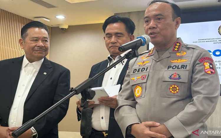 Wakil Kepala Polri Komisaris Jenderal Polisi Dedi Prasetyo (ujung kanan) sedang memberikan keterangan kepada wartawan dalam konferensi pers di Jakarta, Senin (8/9/2025). ANTARA/Agatha Olivia Victoria.