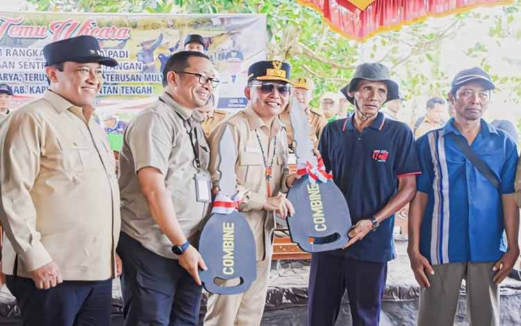 Gubernur Kalteng Agustiar Sabran secara simbolis memberikan bantuan alsintan kepada petani di Kapuas, belum lama ini. ANTARA/HO-Diskominfosantik Kalteng