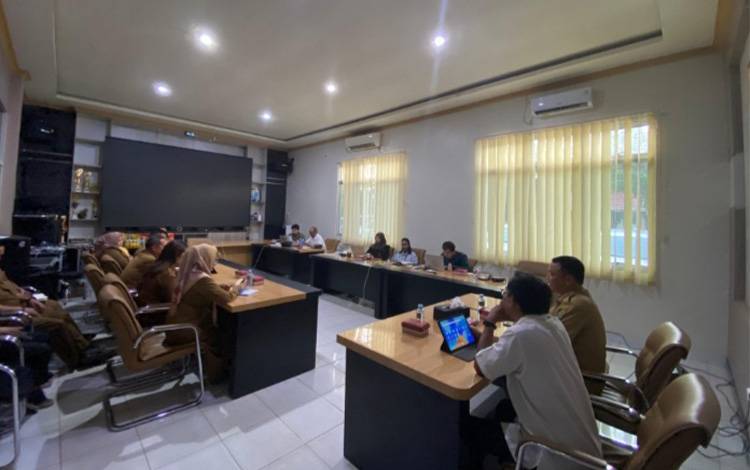 Sekretaris Daerah Kabupaten Kapuas, Usis I Sangkai saat menghadiri Entry Meeting Badan Pemeriksa Keuangan (BPK) RI terkait Pemeriksaan Kinerja atas Kebijakan dan Strategi Pemerintah Daerah dalam rangka mewujudkan Ketahanan Pangan di Kabupaten Kapuas, bertempat di Aula Kantor BKAD Kapuas,? Senin, 8? September 2025. (IST)