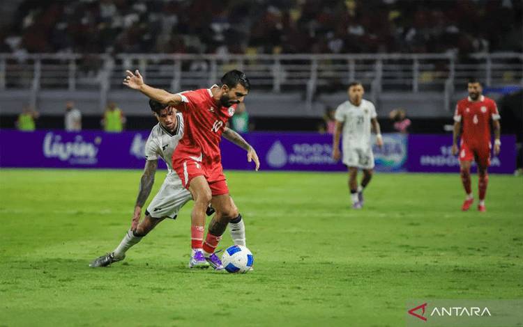Kapten timnas Lebanon Mohamad Haidar dalam laga melawan timnas Indonesia di Stadion Gelora Bung Tomo (GBT), Surabaya, Senin (8/9/2025). Laga ini berakhir imbang 0-0. (ANTARA FOTO/Rizal Hanafi)