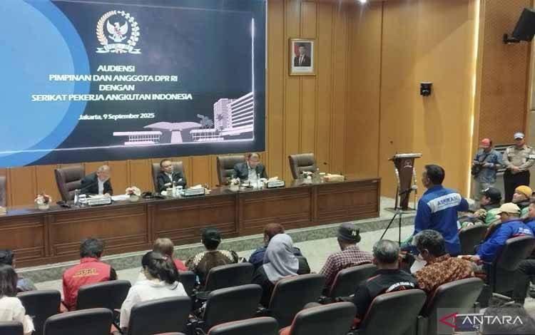 Wakil Ketua DPR RI Sufmi Dasco Ahmad menerima audiensi dari serikat pekerja transportasi daring bersama Wakil Ketua DPR RI Saan Mustopa dan Cucun Ahmad Syamsurizal di kompleks parlemen, Jakarta, Selasa (9/9/2025). ANTARA/Bagus Ahmad Rizaldi
