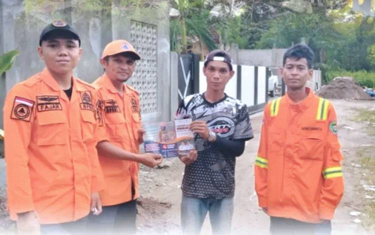 Sosialisasi ke warga terkait maklumat Polda Kalteng tentang larangan membakar lahan, Selasa, 9 September 2025. (FOTO: PUSDALOPS KALTENG)