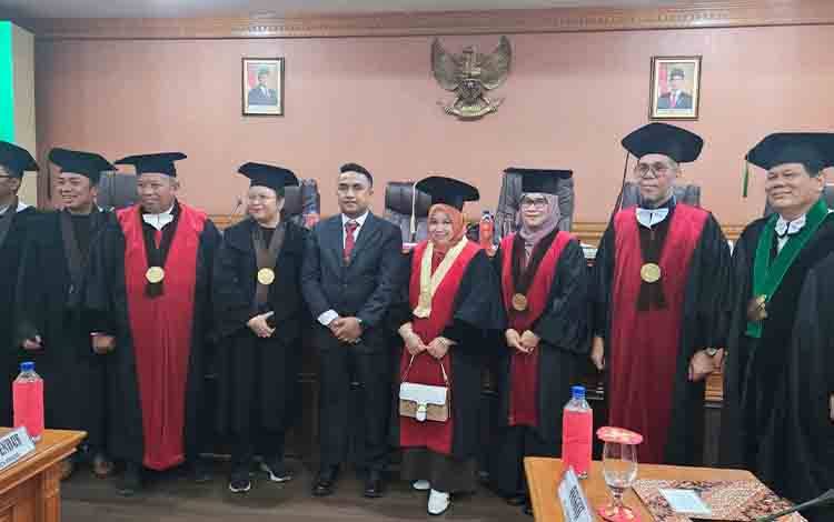 Foto bersama Promotor, Co Promotor dan Penguji Luar usai Sidang Ujian Akhir Doktor yang ketujuh di tahun 2025 pada Selasa, 9 September 2025 kepada Rahmat Suryanto Pirngadi.(FOTO: ISTIMEWA)