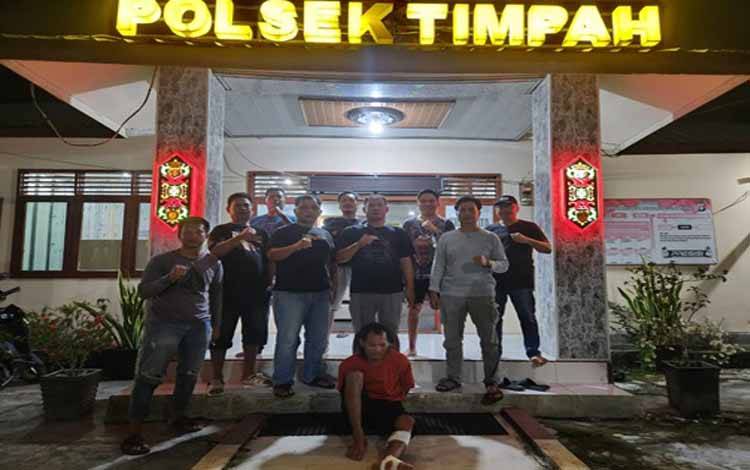 Pelaku Gagau ketika berhasil diamankan dan dibawa ke Mapolsek Timpah oleh Satreskrim Polres Kapuas pada Senin, 8 September 2025. (FOTO: Humas Polres Kapuas)