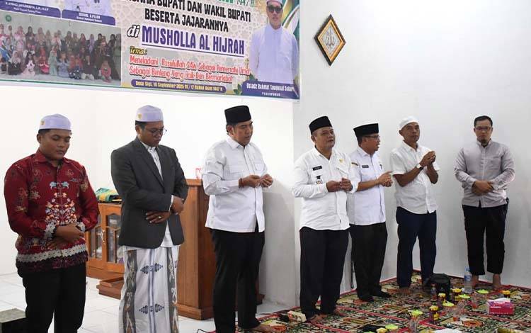 Wakil Bupati Pulang Pisau Ahmad Jayadikarta saat menghadiri Maulid Nabi Muhammad SAW di Musala Al Hijrah Desa Sigi, Rabu, 10 September 2025. (FOTO: RETHA)