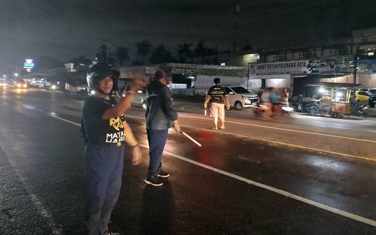 Suasana Jalan Tjilik Riwut Palangka Raya usai kejadian adanya tumpahan minyak dari truk tangki, Rabu, 10 September 2025.?(Foto : PATHUR)