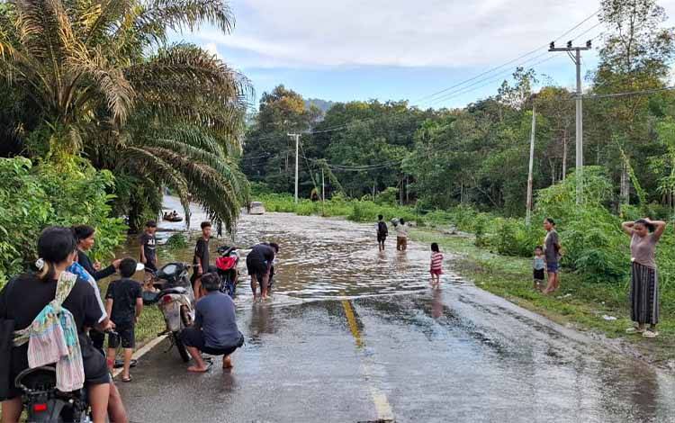 Kondisi Jalan lintas Trans Kalimantan di Desa Tanjung Beringin, Rabu, 10 September 2025. (FOTO: ISTIMEWA)