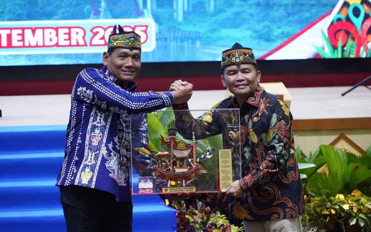 Penyerahan cinderamata saat rangkaian pisah sambut di Aula Jayag Tingang. (FOTO:BIRO ADPIM SETDA KALTENG)