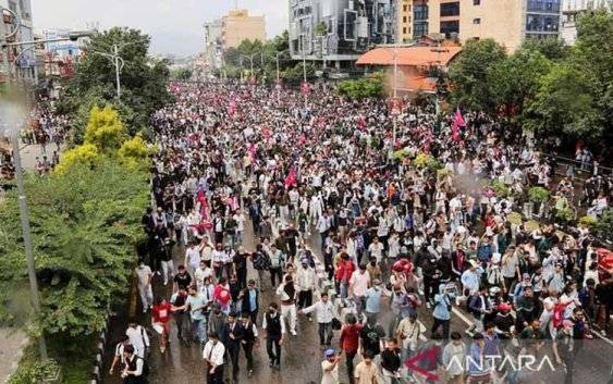 Massa mengikuti demonstrasi yang menentang pelarangan media sosial oleh pemerintah Nepal. ANTARA/Anadolu/as.