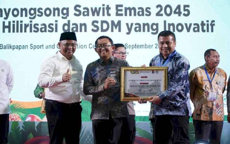 Kepala Divisi Kerja Sama Kemasyarakatan dan UMKM BPDP, Helmi Muhansyah secara simbolis menerima Penghargaan Setaracita Award 2025 dalam kategori Pendukung UMKM Petani Kelapa Sawit.(FOTO: Istimewa)
