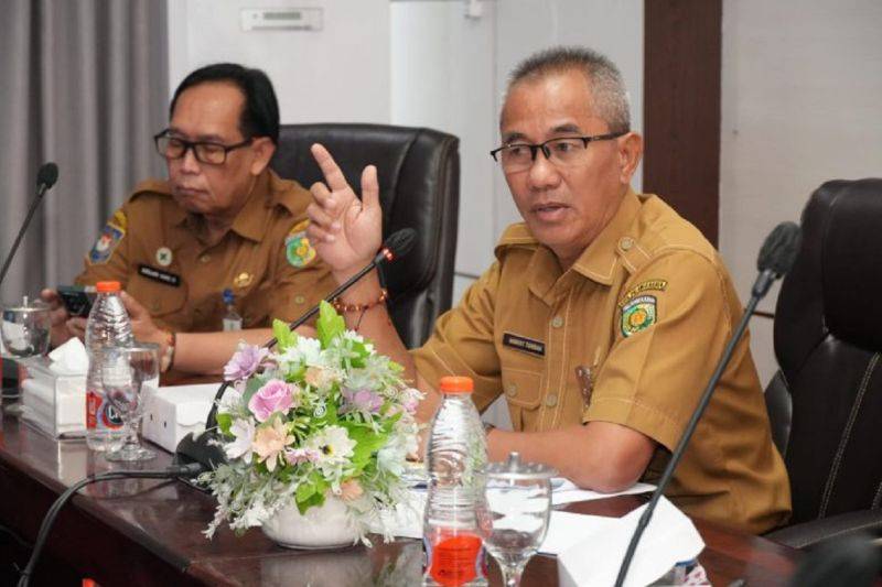 Plt Sekda Kota Palangka Raya, Arbert Tombak (kanan). ANTARA/Rendhik Andika