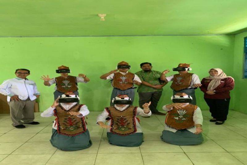 Tim peneliti UMPR menggunakan "virtual reality" untuk ajarkan siswa merawat warisan alam Suku Dayak di SMA1 Palangka Raya. ANTARA/HO-Humas UMPR