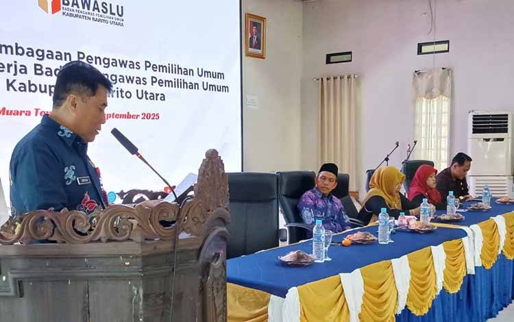 Staf Ahli Bupati Bidang Politik dan Hukum Ardian mewakili Pj Bupati membuka kegiatan Penguatan Kelembagaan Pengawas Pemilu Bersama Mitra Kerja Bawaslu Kabupaten Barito Utara, Jumat 12 September 2025.(foto: Dhani)