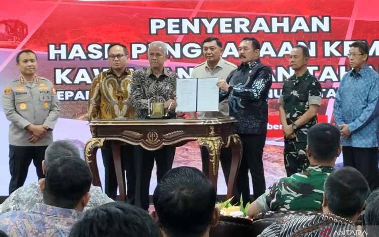 Jaksa Agung ST Burhanuddin (ketiga dari kanan) bersama beberapa pejabat lainnya memimpin penandatanganan berkas penyerahan lahan kepada PT Agrinas Palma Nusantara di Gedung Utama Kejaksaan Agung, Jakarta, Kamis (12/9/2025). ANTARA/Nadia Putri Rahmani.