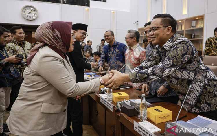 Dirut Pertamina Simon Aloysius Mantiri (kanan) berjabat tangan dengan Anggota Komisi VI DPR Ida Nurlaela Wiradinata (kiri) sebelum mengikuti Rapat Dengar Pendapat (RDP) di Kompleks Parlemen, Senayan, Jakarta, Kamis (11/9/2025). Rapat tersebut membahas evaluasi kinerja korporasi semester I-2025 serta roadmap perencanaan jangka panjang Pertamina tahun 2025-2029. ANTARA FOTO/Dhemas Reviyanto/bar
