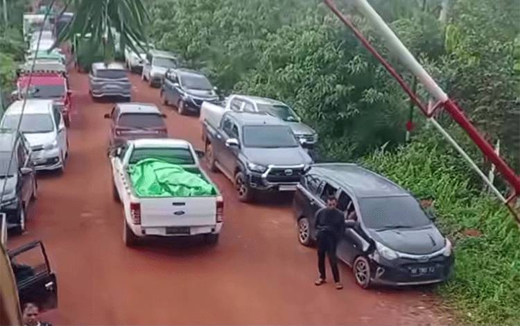 Pengendara melewati jalan perusahaan menghindari kemacetan panjang Jembatan Lenggana, Jumat, 12 September 2025. (FOTO: IST)
