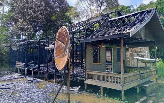 Rumah warga Desa Papar Pujung terbakar pada Sabtu dini hari 13 September 2025 sekitar pukul 01.30 WIB.(foto: Dhani)