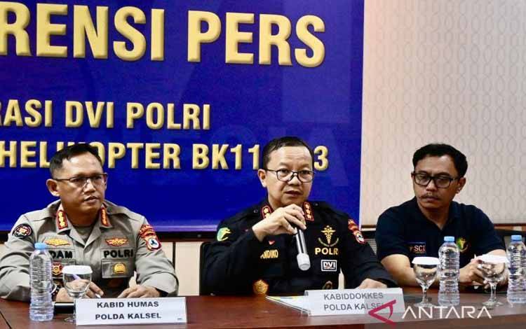Kabid Dokkes Polda Kalsel Kombes Polisi dr Muhammad El Yandiko (tengah) memberikan keterangan saat konferensi pers Operasi DVI Polri Kecelakaan Helikopter BK117 D3 di RS Bhayangkara Banjarmasin, Kalimantan Selatan, Sabtu (13/9/2025). ANTARA/Tumpal Andani Aritonang