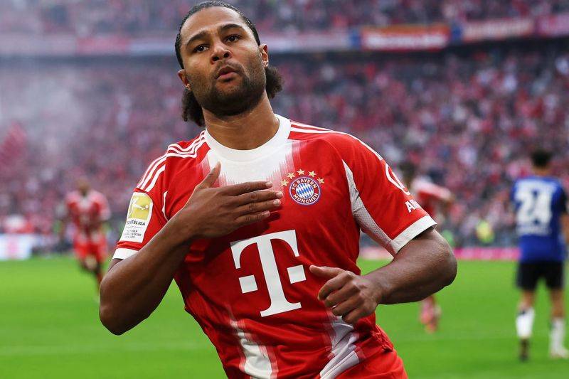 Penyerang sayap Bayern Muenchen Serge Gnarby merayakan keberhasilannya mencetak gol ke gawang Hamburger SV pada pekan ketiga Liga Jerman di Stadion Allianz Arena, Muenchen, Sabtu (13/9/2025) waktu setempat. Bayern Muenchen meraih kemenangan dengan skor 5-0. (fcbayern.com)